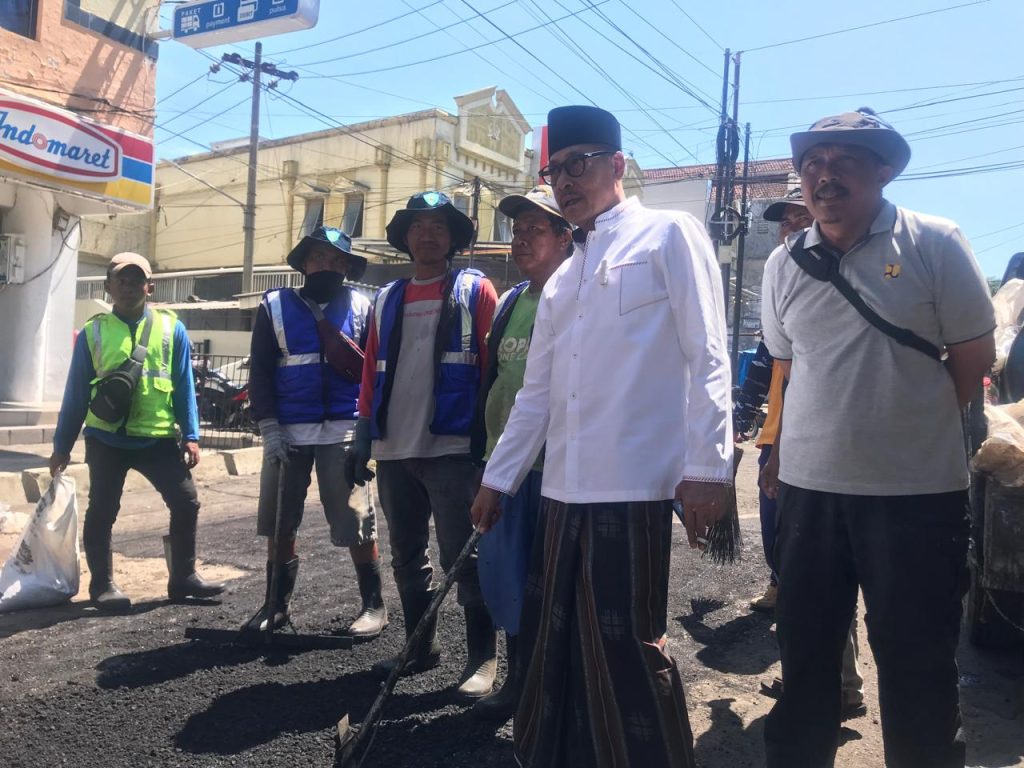 Warga Jember Resah Jalan Rusak, Wabup Djoko Tancap Gas Tinjau Lokasi Meski Hari Minggu! 1 IMG 20250427 WA0016