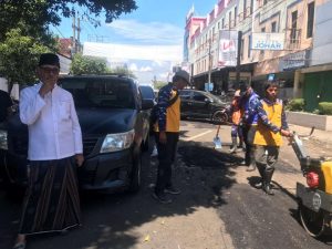 Warga Jember Resah Jalan Rusak, Wabup Djoko Tancap Gas Tinjau Lokasi Meski Hari Minggu! IMG-20250427-WA0017_copy_1050x787