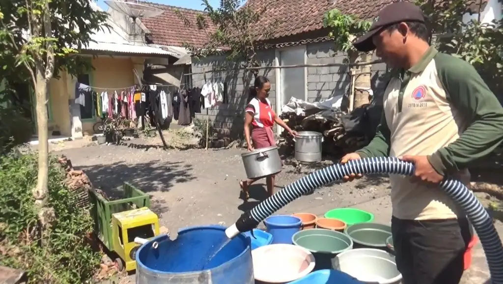 Antisipasi Musim Kemarau Panjang, Pemkab Lumajang Siapkan Langkah Strategis 2 Mengantisipasi dampak kemarau panjang, Badan Penanggulangan Bencana Daerah (BPBD) Kabupaten Lumajang telah menyiapkan sejumlah langkah strategis, termasuk pendistribusian bantuan air bersih.