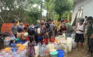 Antisipasi Musim Kemarau Panjang, Pemkab Lumajang Siapkan Langkah Strategis Masyarakat antri air