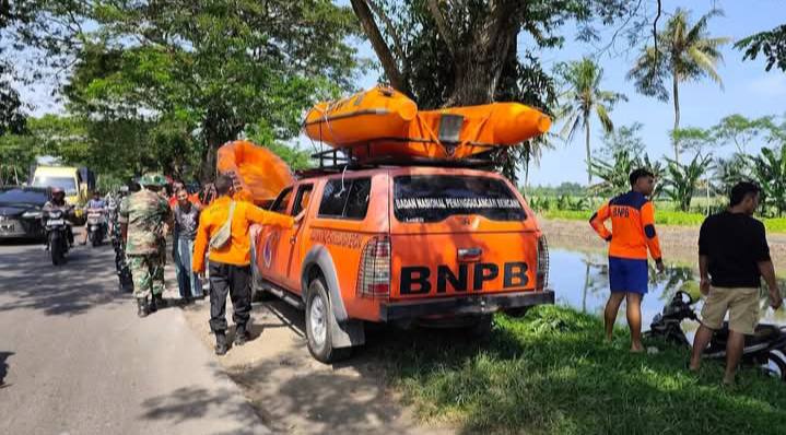 Ngeri! Pemotor Tiba-Tiba Nyemplung ke Sungai Bondoyudo, Sampai Sore Belum Ditemukan 1 orang tenggelam 2