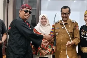 Wujudkan Dukungan terhadap Seni Tradisional, Wabup Djoko Terima Simbol Cemeti dari Komunitas SAJEN 58207DC2-D29A-444D-9DD3-B5BA69EE0B1B-2269268024