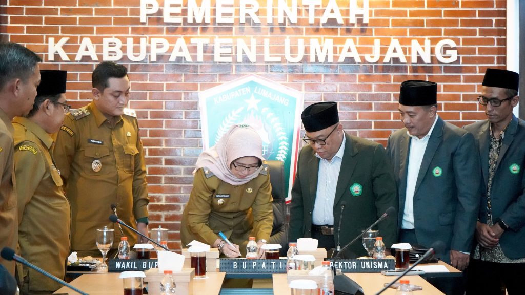 Pemkab Lumajang Gaet UNISMA, Langkah Serius Bangun SDM Unggul dan Kompetitif! 2 Dokumentasi penandatanganan nota kesepahaman antara Pemkab Lumajang dan Universitas Islam Malang (UNISMA) yang bertujuan memperkuat pembangunan SDM melalui kolaborasi pendidikan, pelatihan, dan pengabdian kepada masyarakat.