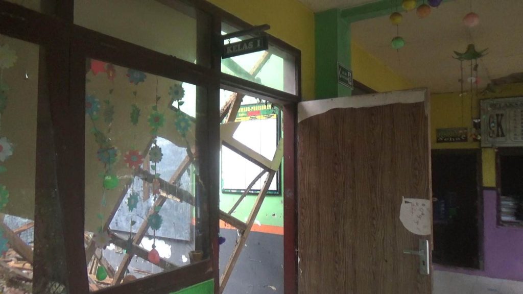 Ruang Kelas SDN Kutorenon 03 Ambruk, Disdik Lumajang Ajukan Anggaran BTT lewat Komisi X DPR RI 1 IMG 20250516 WA0024 copy 1600x900