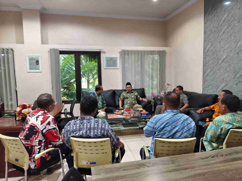 Perkuat Sinergitas hingga Tingkat Daerah, Anggota Komisi X DPR RI Muhammad Nur Purnamasidi Kunjungi BPS Lumajang 1 WhatsAppImage2025 05 15at17.42.32