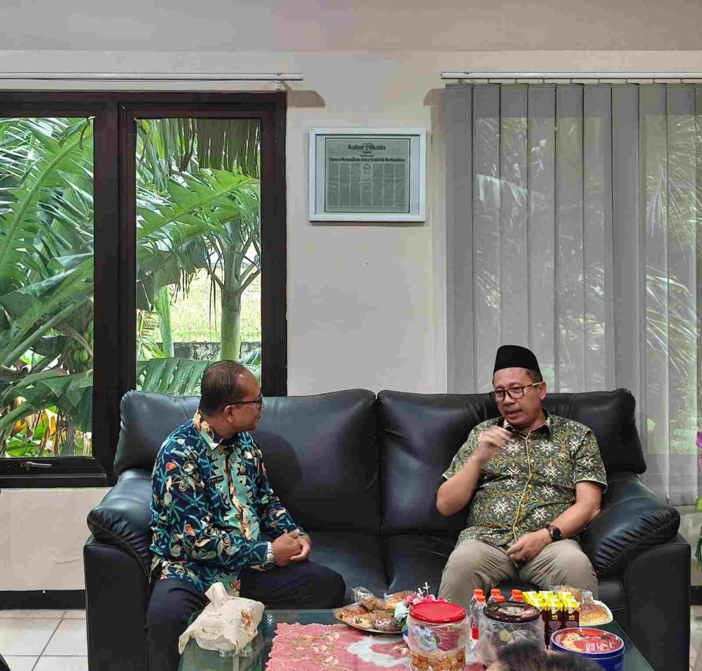 Perkuat Sinergitas hingga Tingkat Daerah, Anggota Komisi X DPR RI Muhammad Nur Purnamasidi Kunjungi BPS Lumajang 3 WhatsAppImage2025 05 15at17.42.331