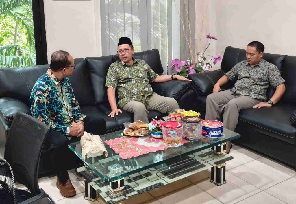 Perkuat Sinergitas hingga Tingkat Daerah, Anggota Komisi X DPR RI Muhammad Nur Purnamasidi Kunjungi BPS Lumajang 4 WhatsAppImage2025 05 15at17.42.341