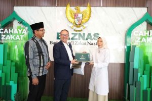 Sekjend PB IKA-PMII Temui BAZNAS, Siapkan Agenda Besar Filantropi Islam Era Digital Sekjend PB IKA-PMII Muhamad Nur Purnamasidi berjabat tangan dengan Ketua BAZNAS Prof. Noor Achmad dalam pertemuan di Jakarta.