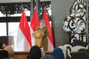 Bunda Indah Bongkar Rencana Besar Lumajang 2025–2029: Jalan Mulus, Wisata Melesat, Rakyat Sejahtera! Bunda Indah berpidato di podium saat Musrenbang RPJMD Lumajang 2025–2029