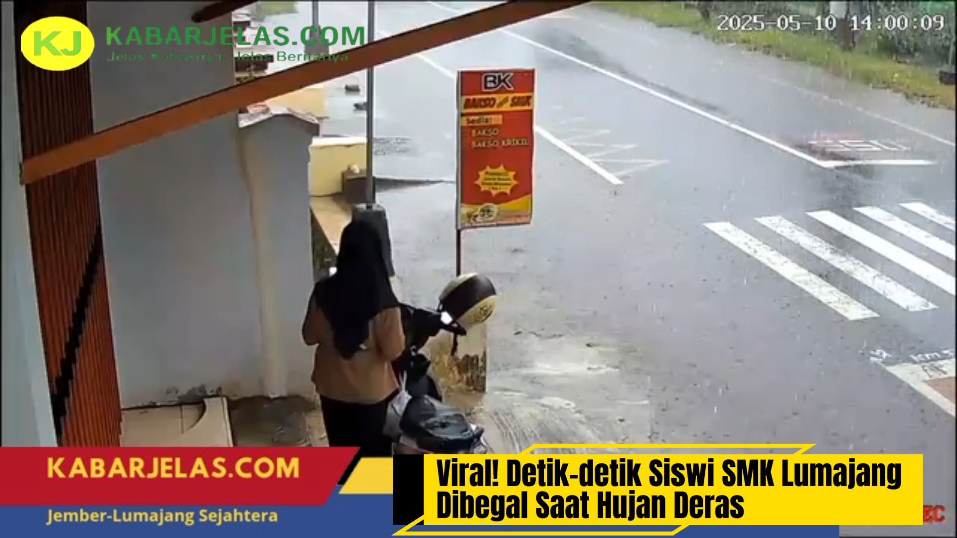 Detik-detik Siswi SMK Lumajang Dibegal Saat Hujan Deras