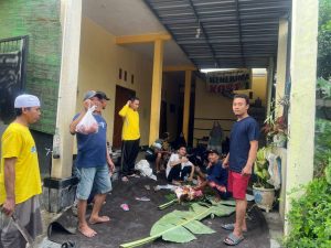 Rumah Aspirasi Muhamad Nur Purnamasidi Salurkan Ratusan Paket Daging Kurban ke Warga Lumajang IMG-20250607-WA0006_copy_856x642