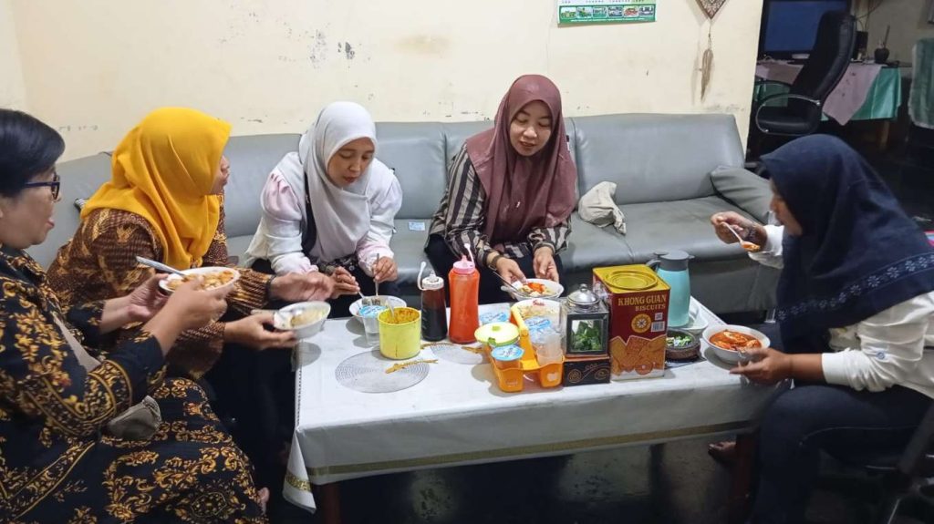 Korcam Ajung Bagikan SK PIP Aspirasi H. Muhamad Nur Purnamasidi ke 8 Kordes 1 IMG 20250726 WA0026 copy 1358x763