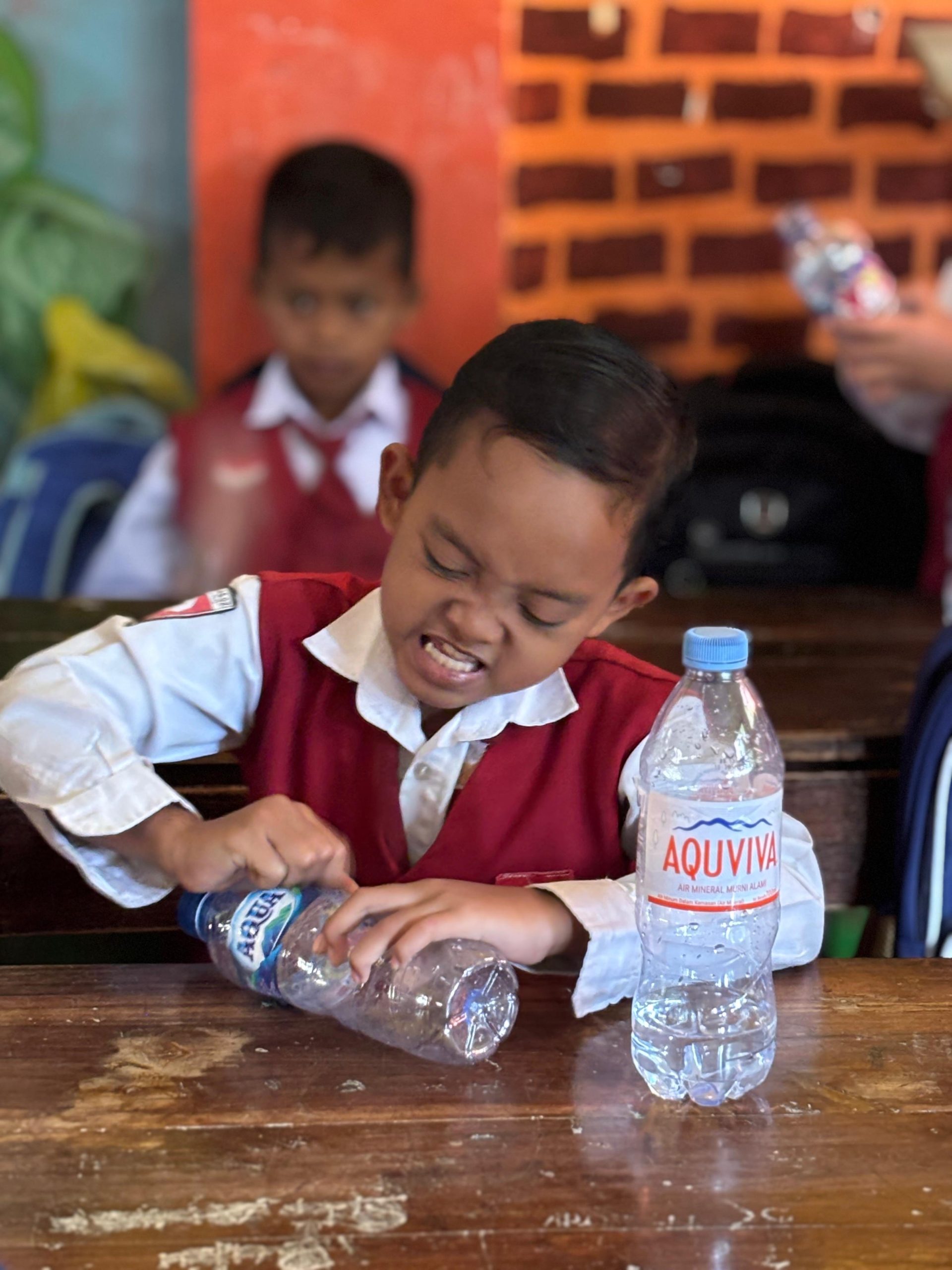 Bukan Sekadar Celengan, Tapi Investasi Masa Depan: Mahasiswa UB Tanamkan Literasi Finansial Sejak Dini di Lumajang 2 foto celengan 2 scaled