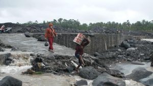 Diguyur Hujan Lebat, Gunung Semeru Kembali Memuntahkan Banjir Lahar IMG-20250911-WA0002
