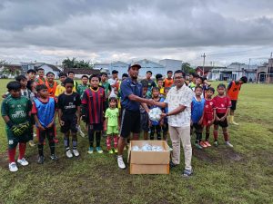 Komitmen Bang Pur Majukan Sepak Bola, Sofi Football Akademi Terima Bantuan Bola IMG-20260210-WA0016