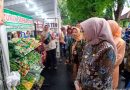 Bupati Lumajang, Ir. Indah Amperawati, M.Si saat meninjau salah UMKM di Kabupaten Lumajang