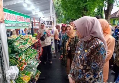 Bunda Indah Optimistis KAUJE FEST 2026 Jadi Panggung UMKM Lumajang Tembus Pasar Nasional Bupati Lumajang, Ir. Indah Amperawati, M.Si saat meninjau salah UMKM di Kabupaten Lumajang