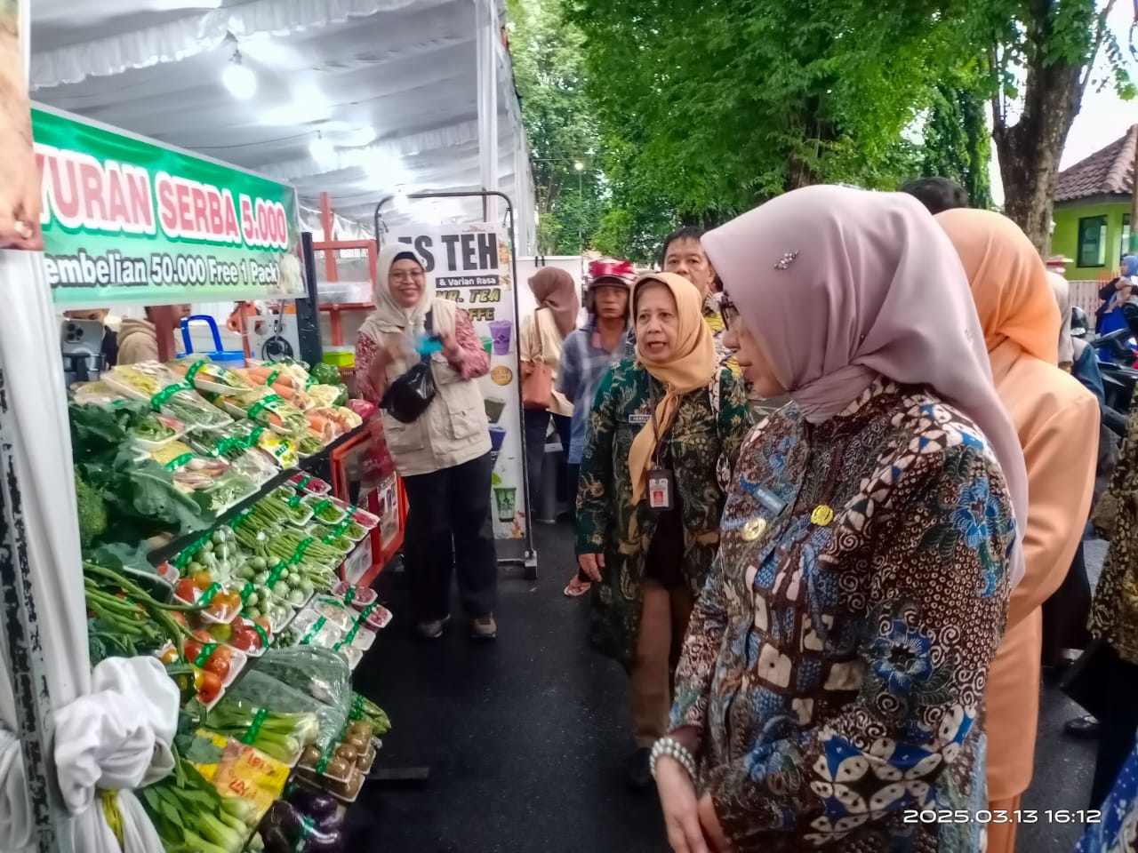 Bupati Lumajang, Ir. Indah Amperawati, M.Si saat meninjau salah UMKM di Kabupaten Lumajang