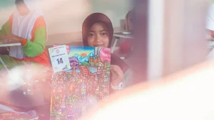 Dispendik Jember Tak Mau Anak Cuma Pintar Akademik, Ratusan Bibit Seniman Muda Unjuk Bakat di FLS3N unjuk-karya-siswa-sd-saat-mengikuti-cabang-lomba-gambar-bercerita-dalam-festival-lomba-seni-sastra-nasional-fls3n-di-kompleks-ponpes-al-qodiri-kemarin-205-sidkin-aliradar-jember-P5Rsn