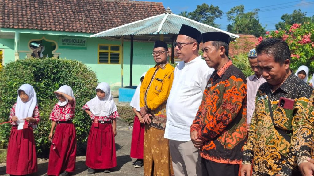 Anggota Komisi X DPR RI, H Muhamad Nur Purnamasidi bersama Guru SD di Lumajang