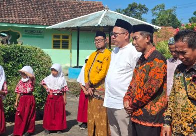 Beasiswa S1/D4 Guru Diperpanjang Hingga 19 Juni 2026, Bang Pur Apresiasi Komitmen Pemerintah Tingkatkan Kualifikasi Anggota Komisi X DPR RI, H Muhamad Nur Purnamasidi bersama Guru SD di Lumajang