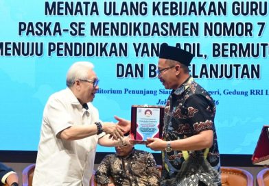 Bang Pur Dorong Penyusunan Roadmap Penyelesaian Guru Honorer Secara Bertahap dan Berkelanjutan Yohanes Handoyo Budhisedjati, Ketua Forum Masyarakat Indonesia Emas memberikan penghargaan kepada Anggota Komisi X DPR RI, H Muhamad Nur Purnamasidi di Acara FGD Guru Honorer (Jumat 05 Juni 2026)