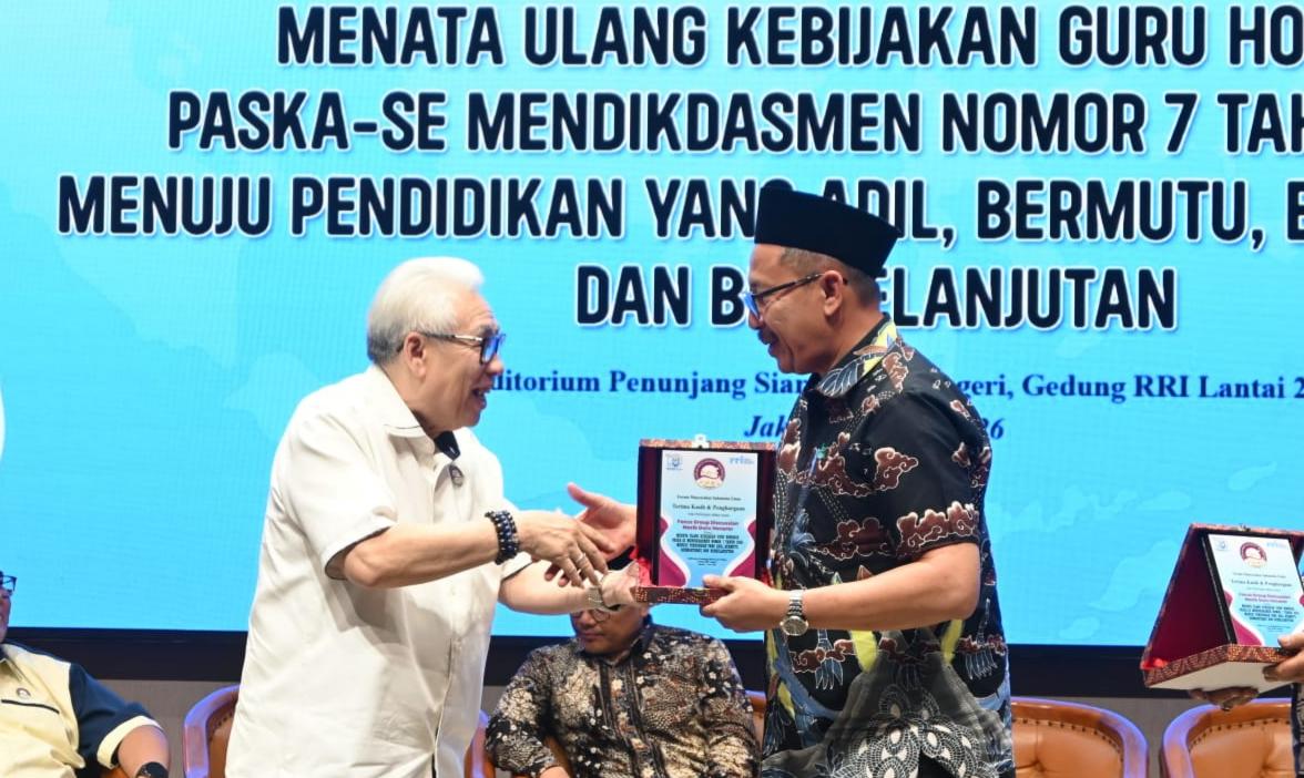 Yohanes Handoyo Budhisedjati, Ketua Forum Masyarakat Indonesia Emas memberikan penghargaan kepada Anggota Komisi X DPR RI, H Muhamad Nur Purnamasidi di Acara FGD Guru Honorer (Jumat 05 Juni 2026)