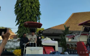 Ekonomi Jember Tumbuh 6,35 Persen, Apa yang Sebenarnya Menggerakkan Pertumbuhan? a8vnmm_ketik_gus-fawait-traktor
